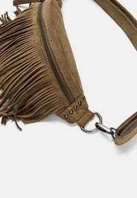 Borsa a tracolla in suede marrone con dettagli in frange, chiusura con zip e accenti di borchie. Presenta una tracolla robusta e componenti metallici per un indosso sicuro.