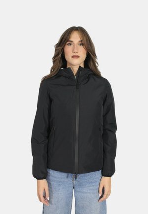 Giacca leggera nera con zip frontale, cappuccio e polsini elastici. Presenta una texture liscia e due tasche laterali, indossata su jeans blu.