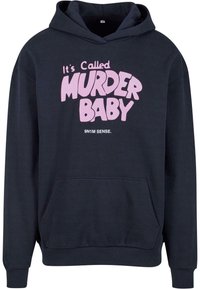 Felpa con cappuccio di un blu scuro con una grande scritta grafica rosa "Si chiama OMICIDIO BABY" sulla parte frontale e una tasca a marsupio centrale. Tessuto morbido.