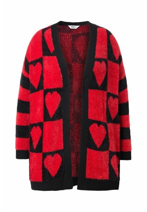 Cardigan surdimensionné rouge et noir en texture duveteuse, avec de grands motifs en forme de cœur et un col et un ourlet côtelés noirs.