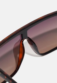 QUAY AUSTRALIA NIGHTFALL UNISEX - Slnečné okuliare - tort/brown