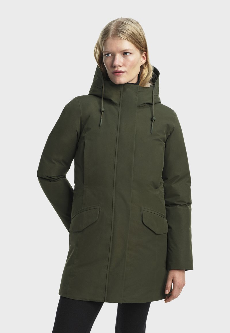 Veste parka verte avec capuche, fermeture éclair à l'avant, deux poches avant et cordons ajustables. Texture lisse, longueur mi-haute, design isolé.