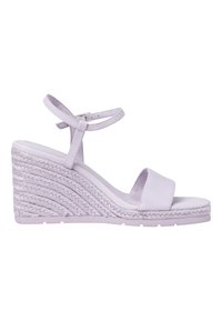Světlé levandulové sandály na wedge s hladkým svrškem a páskem kolem kotníku. Má pletenou texturu na wedge. Plná podrážka.