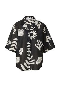 Schwarzes Kurzarmhemd mit weißen abstrakten Blumen- und Muschelmustern, mit Kragen und Knopfverschluss. Hergestellt aus leichtem Stoff.