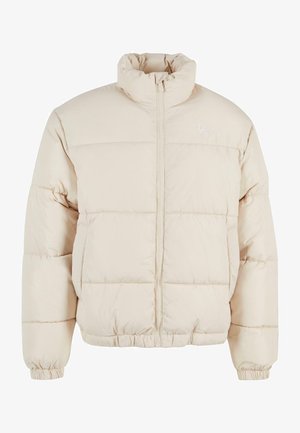 Pufferjakke i lys beige med høj krave, fuld lynlås og elastiske manchetter og bund. Har et syet paneldesign.