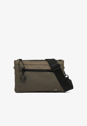 Compact olijfgroene crossbodytas met zwarte verstelbare band, twee ritsvakken en een klein metalen logo aan de voorkant.