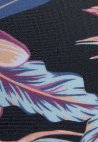 Bloemenstof met blauwe en paarse bladeren op een zwarte gestructureerde achtergrond, met delicate lijnen en zachte kleurovergangen.