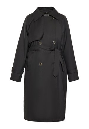 Černý trench coat vyrobený z hladké látky, který má páskový pas, dvouřadé zapínání s kulatými knoflíky a klasický límec.