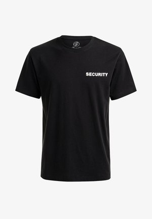 Crna pamučna majica s kratkim rukavima i okruglom izrezom. Bijeli natpis "SECURITY" otisnut na lijevoj strani prsnog područja.