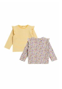 Zwei langärmlige Oberteile für Kleinkinder mit Rüschendetails an den Schultern; eines gelb-weiß gestreift, das andere mit einem bunten Blumenmuster.