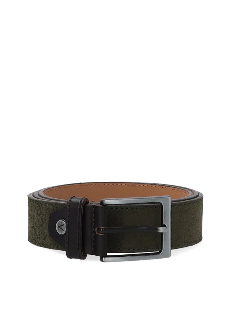 Olijfgroene suède riem met een bruine leren achterkant, voorzien van een rechthoekige zilveren metalen gesp en donkere leren accenten.