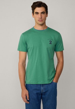 HERITAGE NUMBER TEE - T-shirt imprimé - grass green