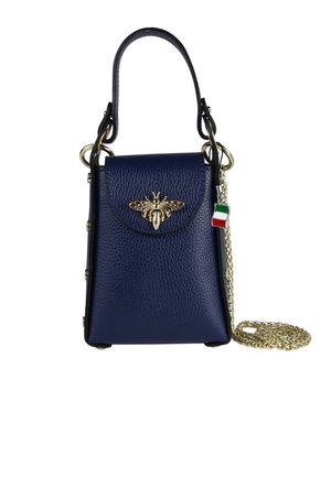 Marineblauwe leren handtas met een textuurafwerking, gouden bijenembleem, kettinghengsel en een accent van de Italiaanse vlag. Compact en gestructureerd ontwerp.