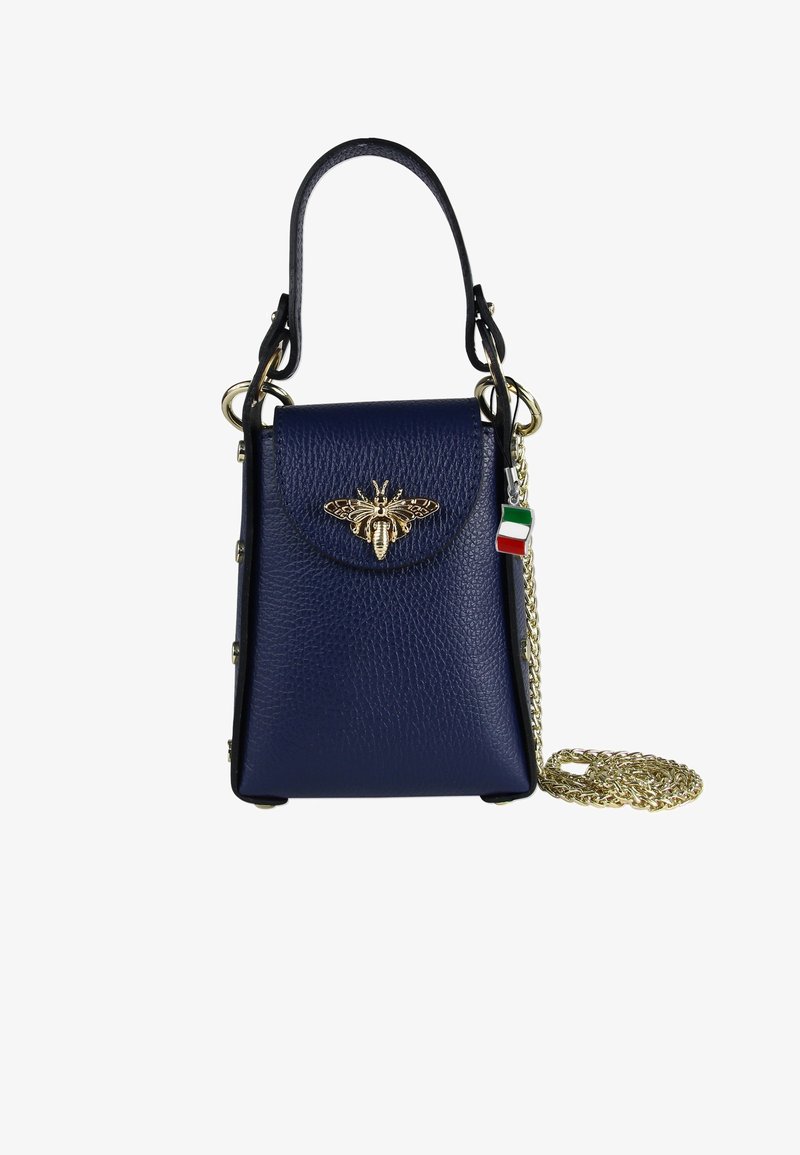 Marineblauwe leren handtas met een textuurafwerking, gouden bijenembleem, kettinghengsel en een accent van de Italiaanse vlag. Compact en gestructureerd ontwerp.