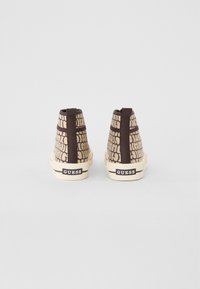Hoge sneakers met een bordeauxrood en bruin logo-patroon textielen bovenwerk, crèmekleurige rubberzool en een "GUESS" logo aan de achterkant.