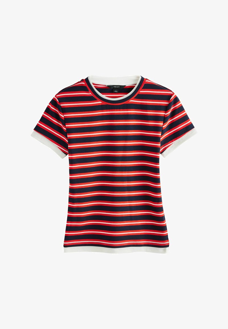 T-shirt à manches courtes et col rond avec des rayures horizontales bleu marine, rouge et blanc, et une bordure blanche aux manches et à l’ourlet.