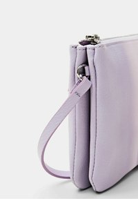 Světle fialová kožená kabelka do ruky s texturovaným povrchem, vybavená bočními páskem a stříbrným kováním na horním zipovém zapínání.