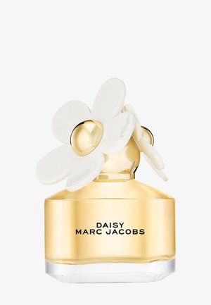 Hajuvesipullo, jossa kultainen neste ja kolme valkoista päivänkakkaramuotoista korkkia kultaisin keskuksin, merkattuna "DAISY MARC JACOBS."