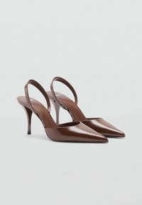 Tacchi slingback in vernice marrone con punta affusolata e sottile tacco a stiletto; texture liscia e design minimalista.