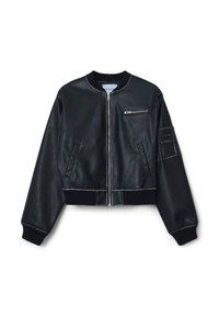 Veste bomber en cuir noir avec un col rond, une fermeture éclair à l'avant, deux poches latérales et une poche poitrine zippée. Bords côtelés aux hanches et aux poignets.