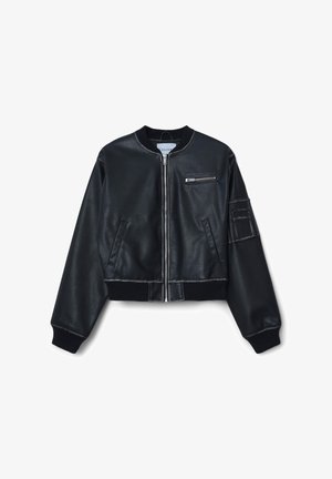 Veste bomber en cuir noir avec un col rond, une fermeture éclair à l'avant, deux poches latérales et une poche poitrine zippée. Bords côtelés aux hanches et aux poignets.