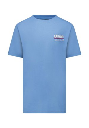 Lichtblauw T-shirt met korte mouwen, een ronde hals en een kleine witte, rode en blauwe "Urban" tekstafbeelding op de linkerkant van de borst.