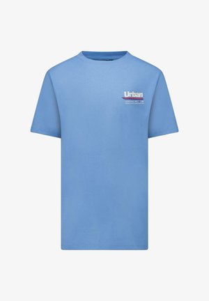 Lichtblauw T-shirt met korte mouwen, een ronde hals en een kleine witte, rode en blauwe "Urban" tekstafbeelding op de linkerkant van de borst.