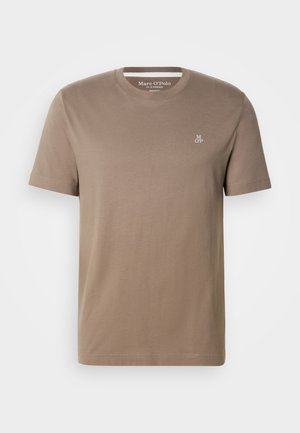 Taupefärgad kortärmad bomullst-shirt med rund halsringning och liten vit "M OP"-logotyp på övre vänstra bröstet från Marc O'Polo.