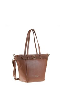 Sac fourre-tout en cuir marron avec surface texturée, doubles poignées, sangle ajustable, détail de boucle et quincaillerie dorée.