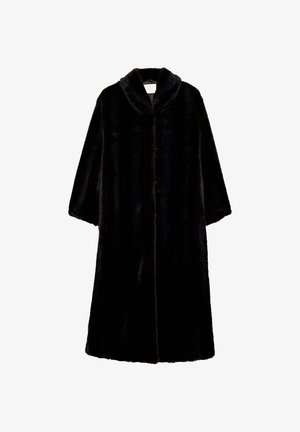 Pitkä musta tekoturkistakki, jossa leveät kaulukset ja täyspitkät hihat, suunniteltu kylmiä säitä varten.