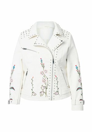 Chaqueta de biker de cuero blanco con tachuelas plateadas en los hombros, bordado floral en rosa y azul en las mangas, y un bolsillo con cremallera en la parte delantera.