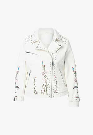 Hvid læder bikerjakke med sølvnitter på skuldrene, blomsterbroderi i pink og blå på ærmerne, og en lynlås lomme foran.