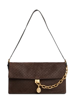 Sac à main rectangulaire en suède marron foncé avec rabat, fine bandoulière et détail chaîne dorée avec pendentif médaillon.