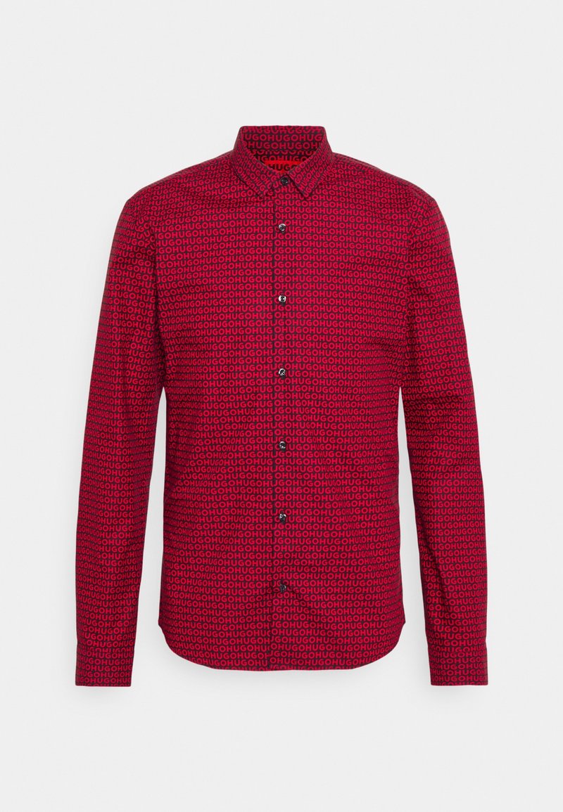 Chemise rouge à manches longues avec des boutons, ornée d'un motif répétitif de texte noir « HUGO » sur l'ensemble, présentée sur un fond uni clair.