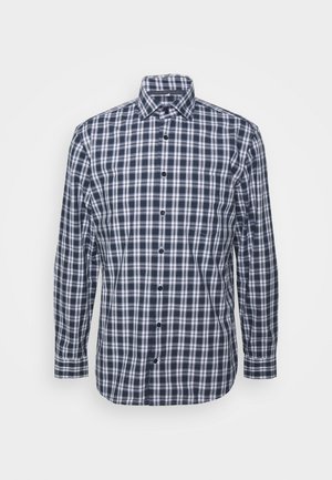 Camisa de hombre de manga larga con botones, con patrón de cuadros en azul marino y blanco y cuello puntiagudo, mostrada sobre un fondo neutro.