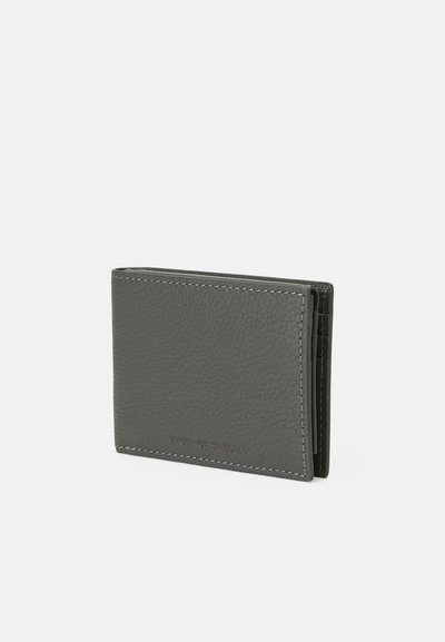 Grå lærpung med teksturert overflate, med hvite sømmer og et minimalistisk design. Åpen litt for å avsløre kortspor.