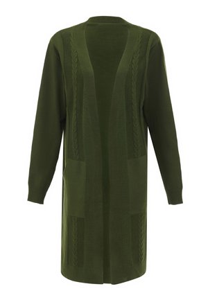 Cardigan lung de culoare verde măsliniu cu deschidere frontală, având modele texturate cu torsade de-a lungul părților laterale și două buzunare frontale.