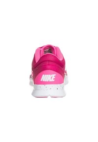 Sneaker Nike rosa con tomaia texturizzata, tallone imbottito e intersuola bianca maculata. Presenta un logo bianco prominente sul retro.