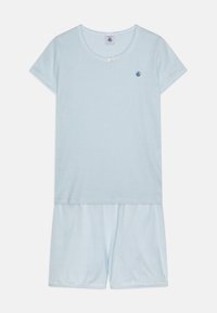 Completo pigiama corto azzurro chiaro con righe orizzontali, collo rotondo, maniche corte e pantaloni larghi. Il tessuto è morbido, casual e facile da indossare.