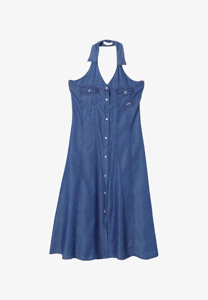 Abito in denim con colletto a halter, chiusura frontale con bottoni, due tasche sul petto e gonna svasata. Colore blu, texture liscia, design casual.