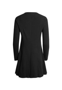 Schwarzes Kleid mit langen Ärmeln, ausgestelltem Saum, rundem Ausschnitt und Nahtdetails auf der Rückseite. Hergestellt aus weichem, strukturiertem Stoff.