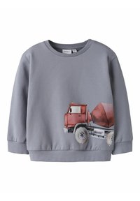 Felpa grigia a maniche lunghe per bambini con una grafica di un camion betoniera rossa sul lato anteriore in basso a destra.