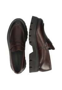 Lackiga bordeauxfärgade läderskor i loafermodell med en texturerad svart plattformssula och ett dekorerande band över fotryggen. Fyrkantig tådesign.