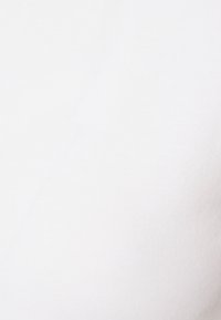 Tela de algodón blanca con una textura suave, que muestra mínimas arrugas y una superficie uniforme. Sin patrones o acentos visibles.