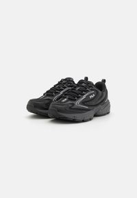 Scarpe sportive nere con pannelli in rete, accenti riflettenti e suole in gomma texturizzata. Presentano un design imbottito e chiusura con lacci.