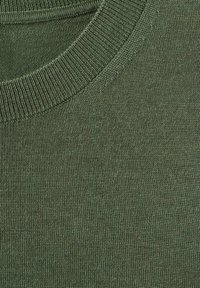 Dzianina w kolorze oliwkowym o gładkiej fakturze. Posiada prążkowany okrągły dekolt oraz równomierne przeszycia, co świadczy o trwałej konstrukcji.