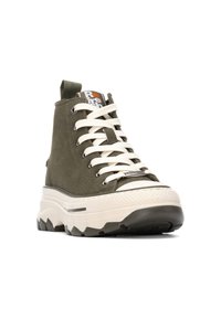 Zapatillas altas en ante verde oliva con cordones blancos, suela texturizada y una entresuela de color crema con un patrón en zigzag y el logo.