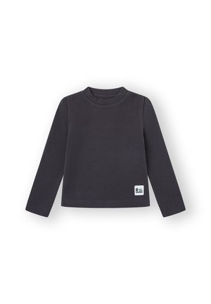 Camiseta de manga larga, de color gris oscuro, hecha de tela acanalada. Presenta un escote redondeado y un pequeño parche con el logo en blanco en la parte inferior izquierda.