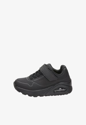 Czarne sportowe sneakersy z amortyzowaną podeszwą, sznurowanym przodem oraz szerokim paskiem na rzep na górze, zapewniającym stabilne dopasowanie i komfort.