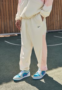 Nike Performance ICON PANT  - Træningsbukser - coconut milk/washed coral/black